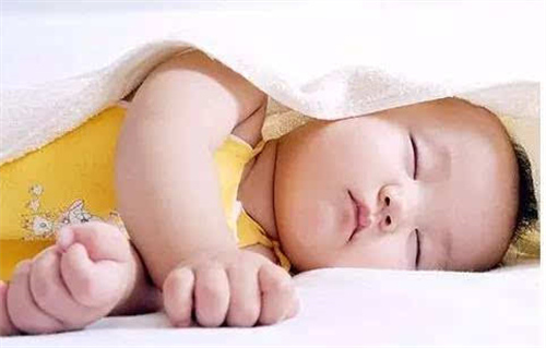 睡眠姿势对婴幼儿健康的影响