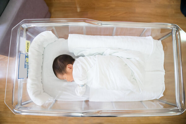 新生儿睡觉张嘴呼吸的原因及应对方法