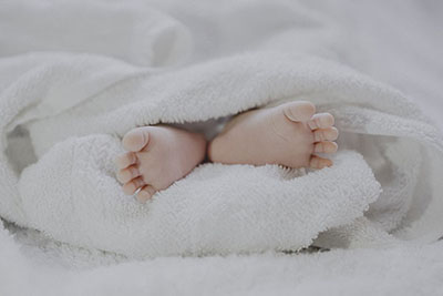 新生儿睡眠出气声大的原因及护理方法