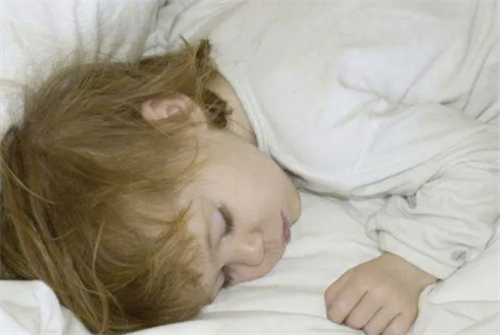 宝宝夜间哭闹与睡眠问题的解析
