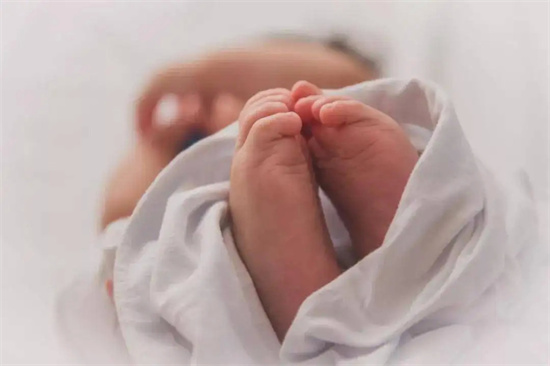 新生婴儿有眼屎是什么原因引起的